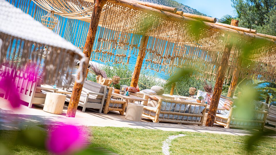 Plataria Sea Side Resort - pogled na more iz bašte.jpg