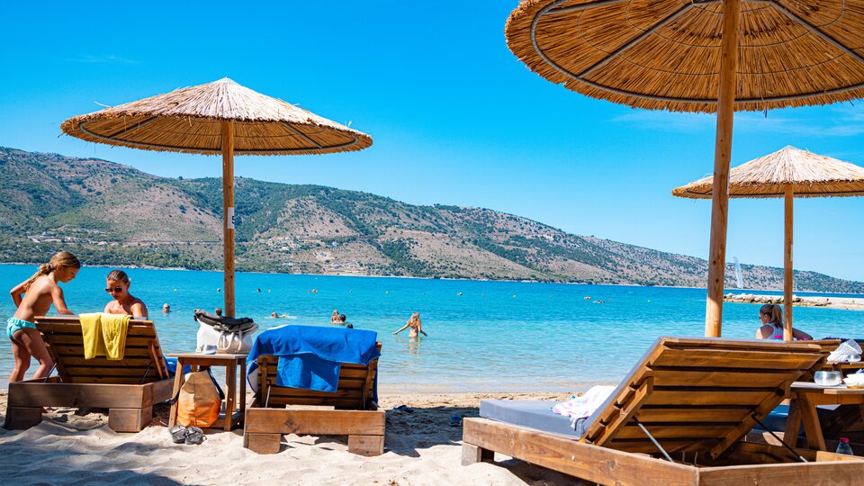 Plataria Sea Side Resort - pogled na more sa ležaljki.jpg
