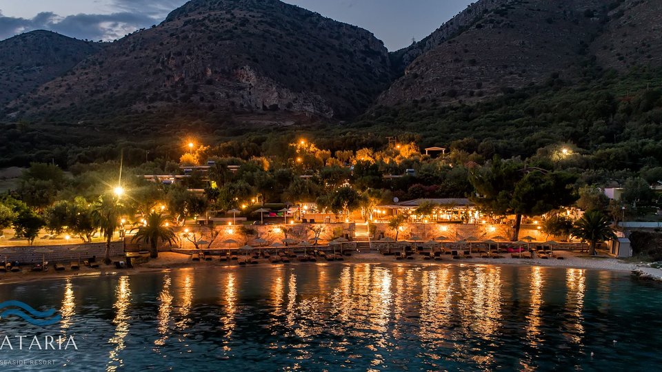 Plataria Sea Side Resort - pogled na smeštaj sa mora noću.jpg