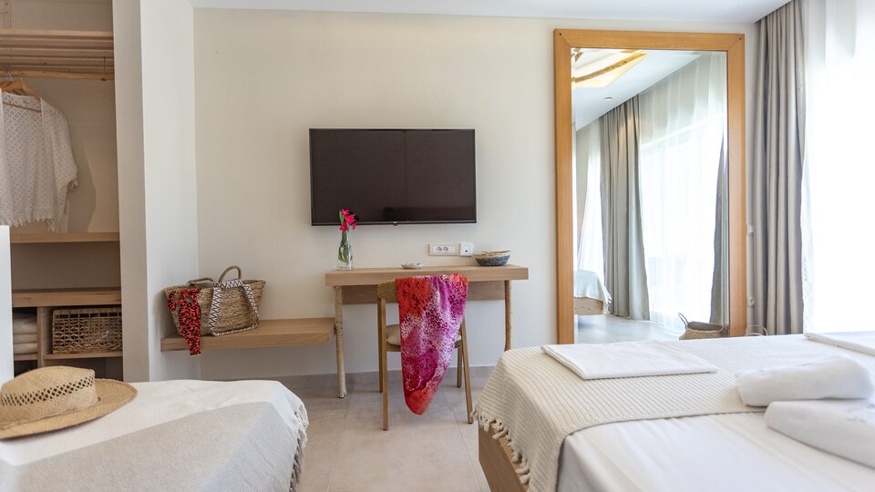 Plataria Sea Side Resort - pogled na televizor.jpg