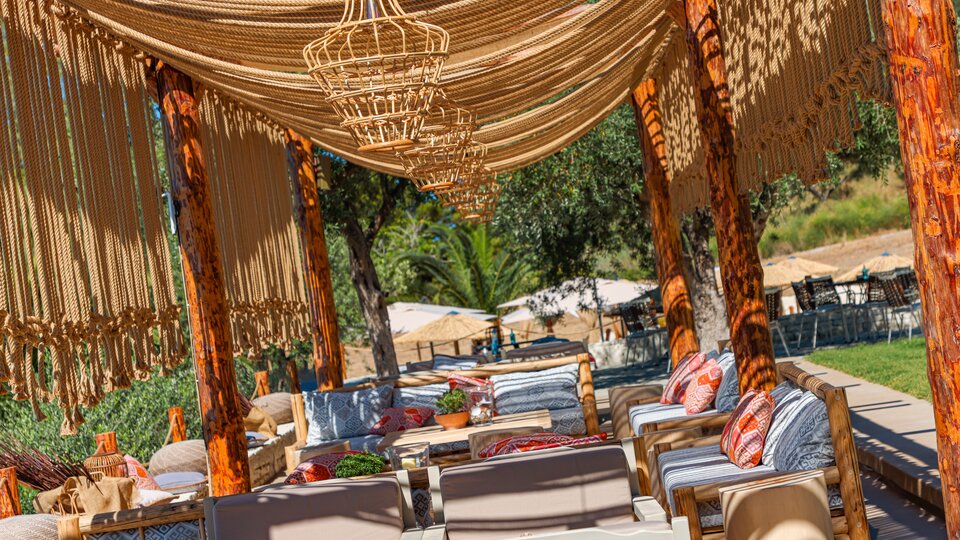 Plataria Sea Side Resort - prostor za sedenje u bašti hotela.jpg