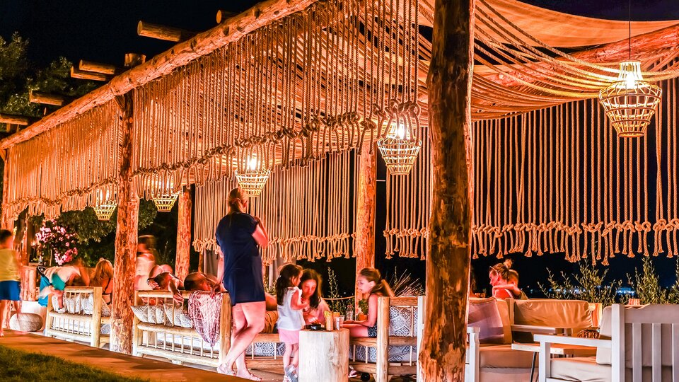 Plataria Sea Side Resort - prostor za sedenje u bašti noću.jpg
