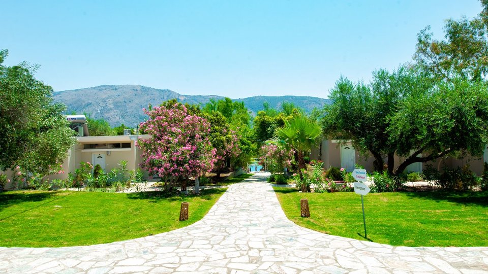 Plataria Sea Side Resort - staza u bašti hotela.jpg