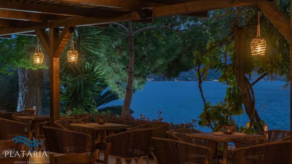 Plataria Sea Side Resort - stolovi i stolice na terasi hotela noću.jpg