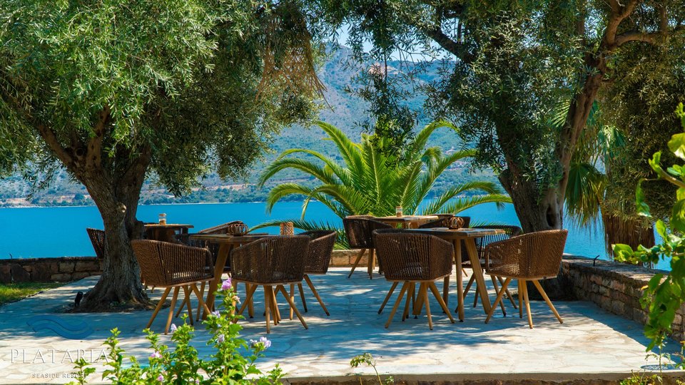 Plataria Sea Side Resort - stolovi i stolice na terasi hotela.jpg
