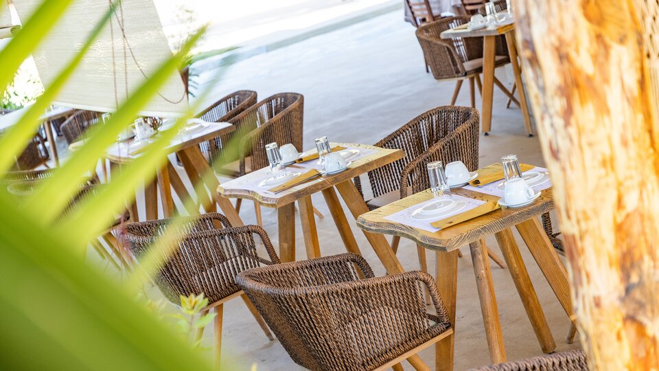 Plataria Sea Side Resort - stolovi i stolice.jpg