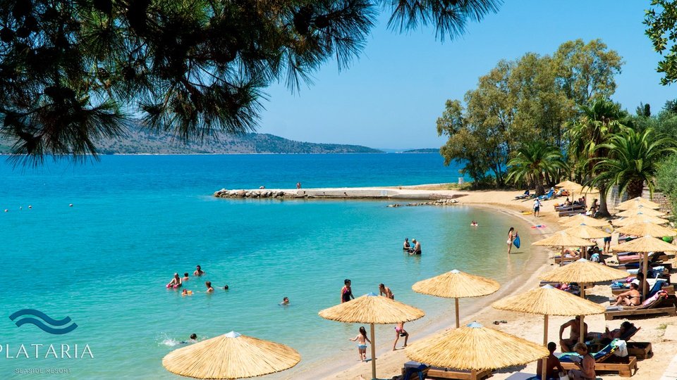 Plataria Sea Side Resort - uživanje na ležaljkama na plaži.jpg