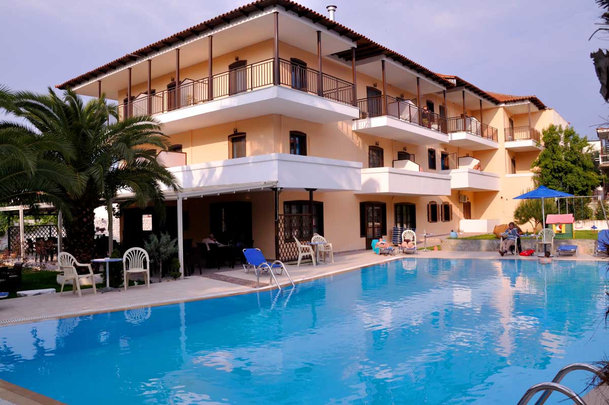 Hotel Pegasus zgrada i bazen.jpg