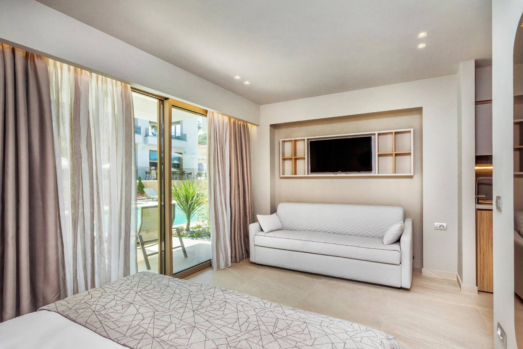 Hotel PEfki Deluxe Residence soba 2.jpg