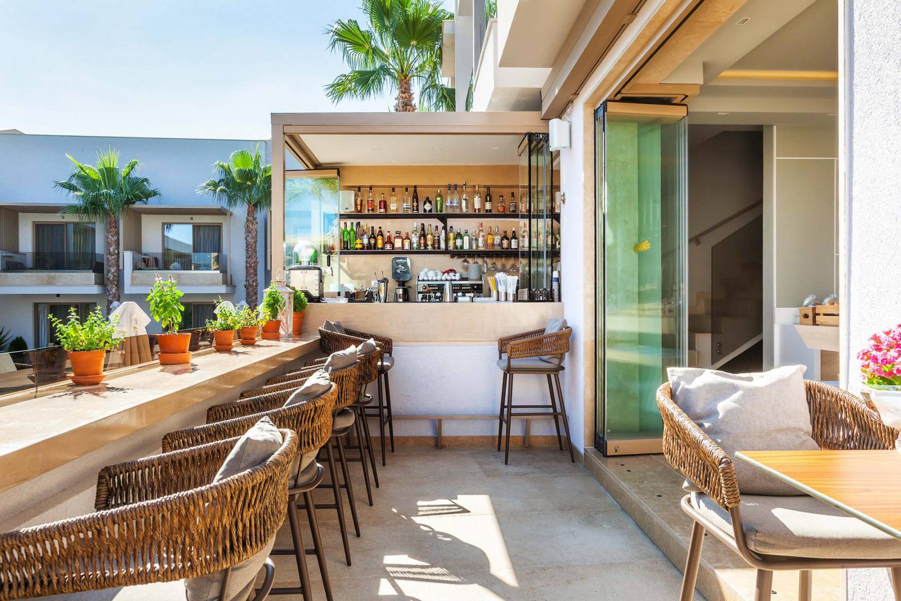 Hotel Pefki Deluxe Residence bar 1.jpg