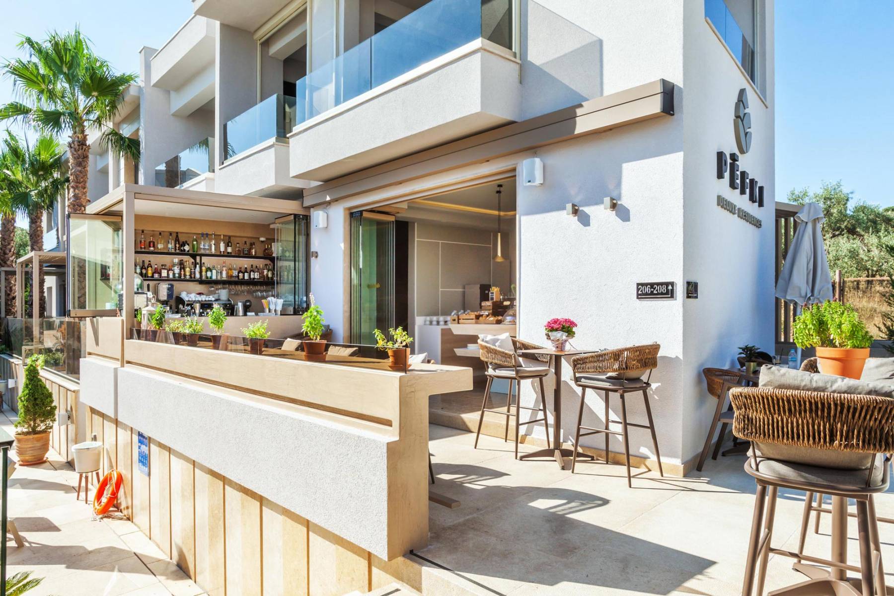 Hotel Pefki Deluxe Residence bar 2.jpg