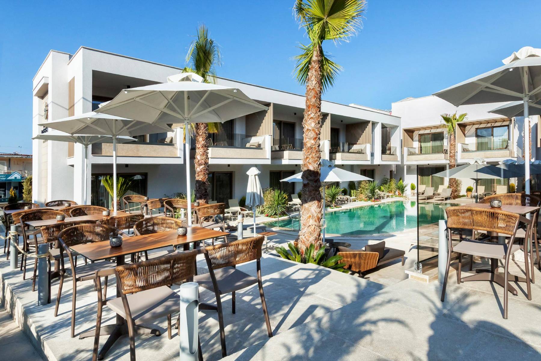 Hotel Pefki Deluxe Residence bar kod bazena 1.jpg