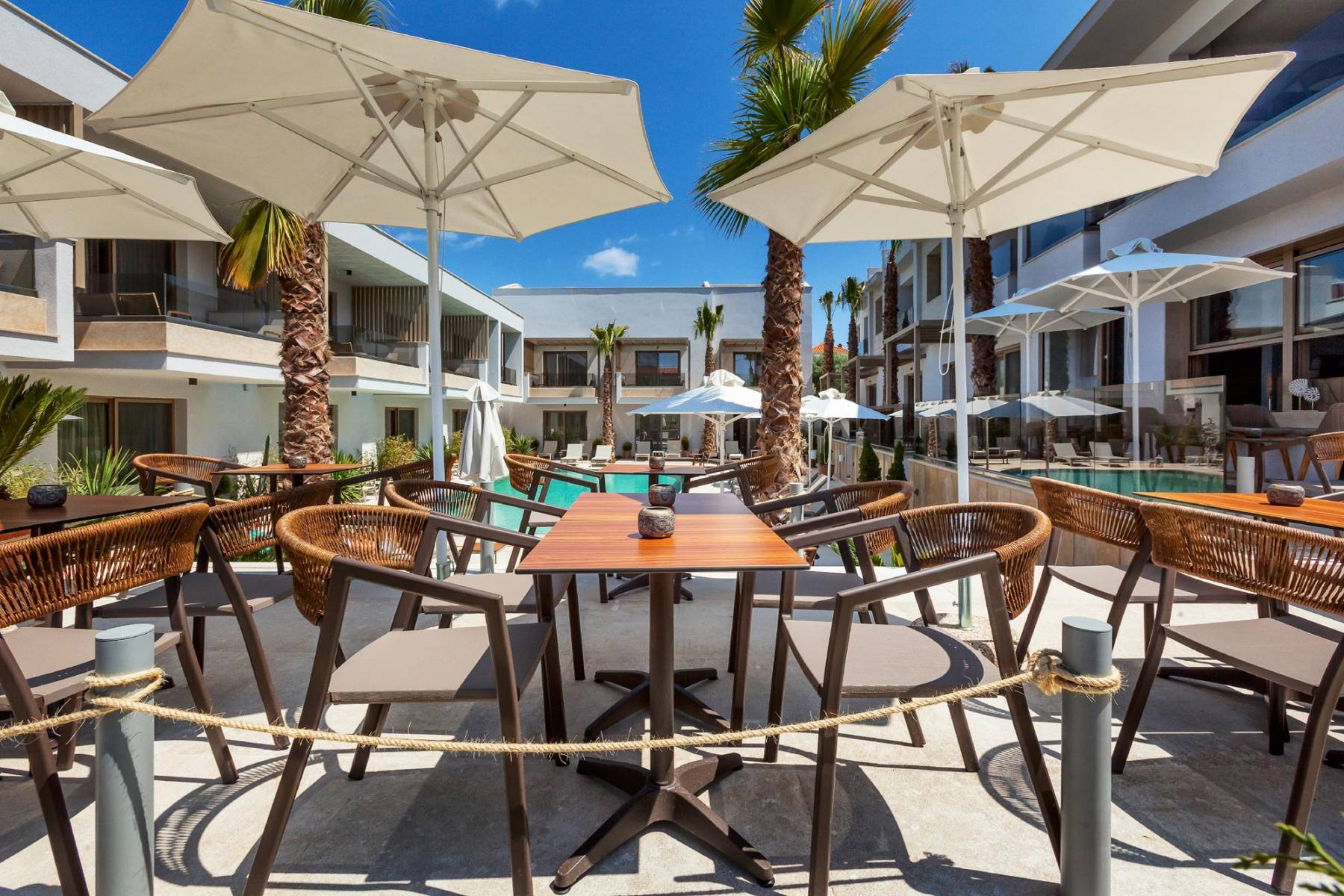 Hotel Pefki Deluxe Residence bar kod bazena.jpg