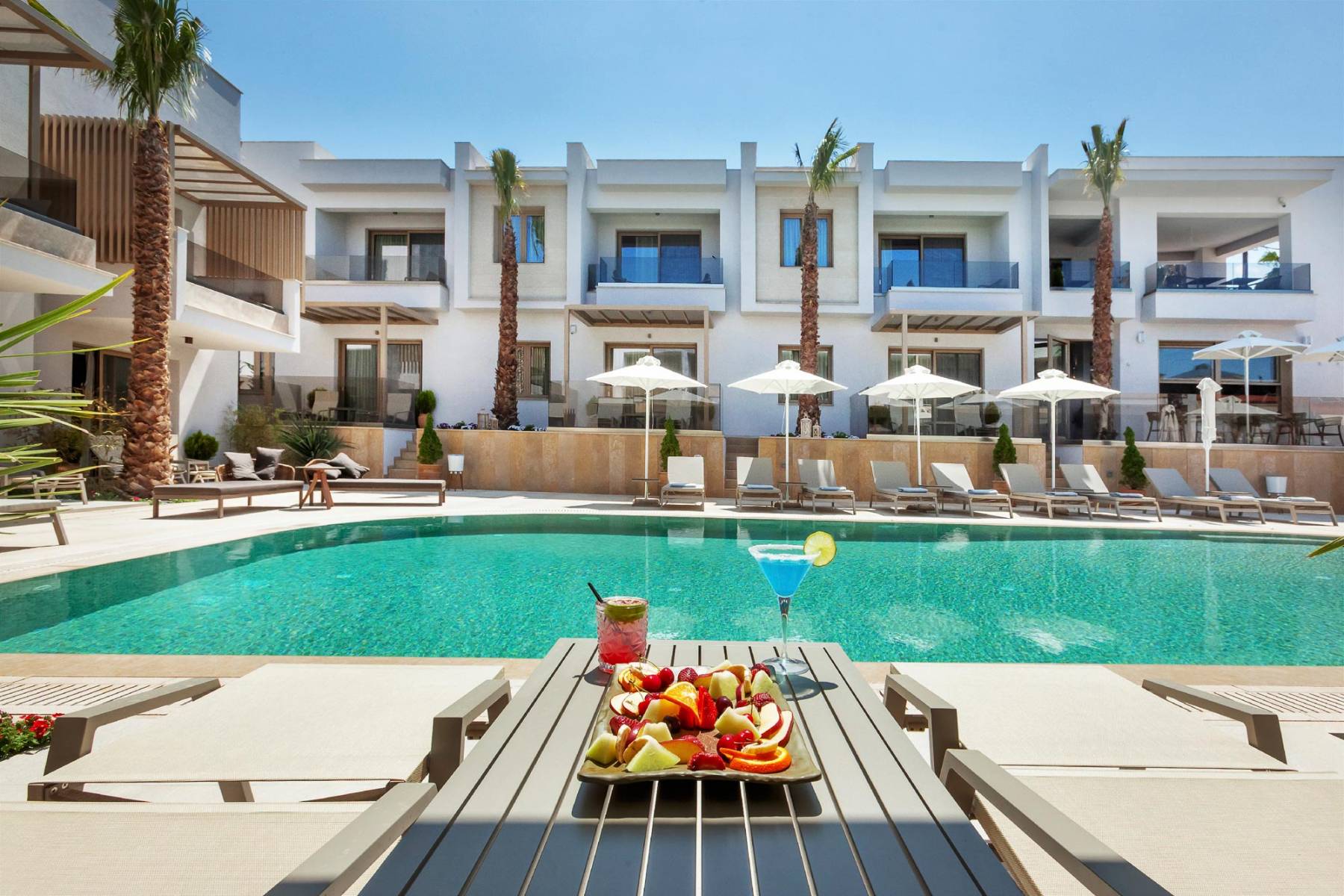 Hotel Pefki Deluxe Residence bazen 1.jpg