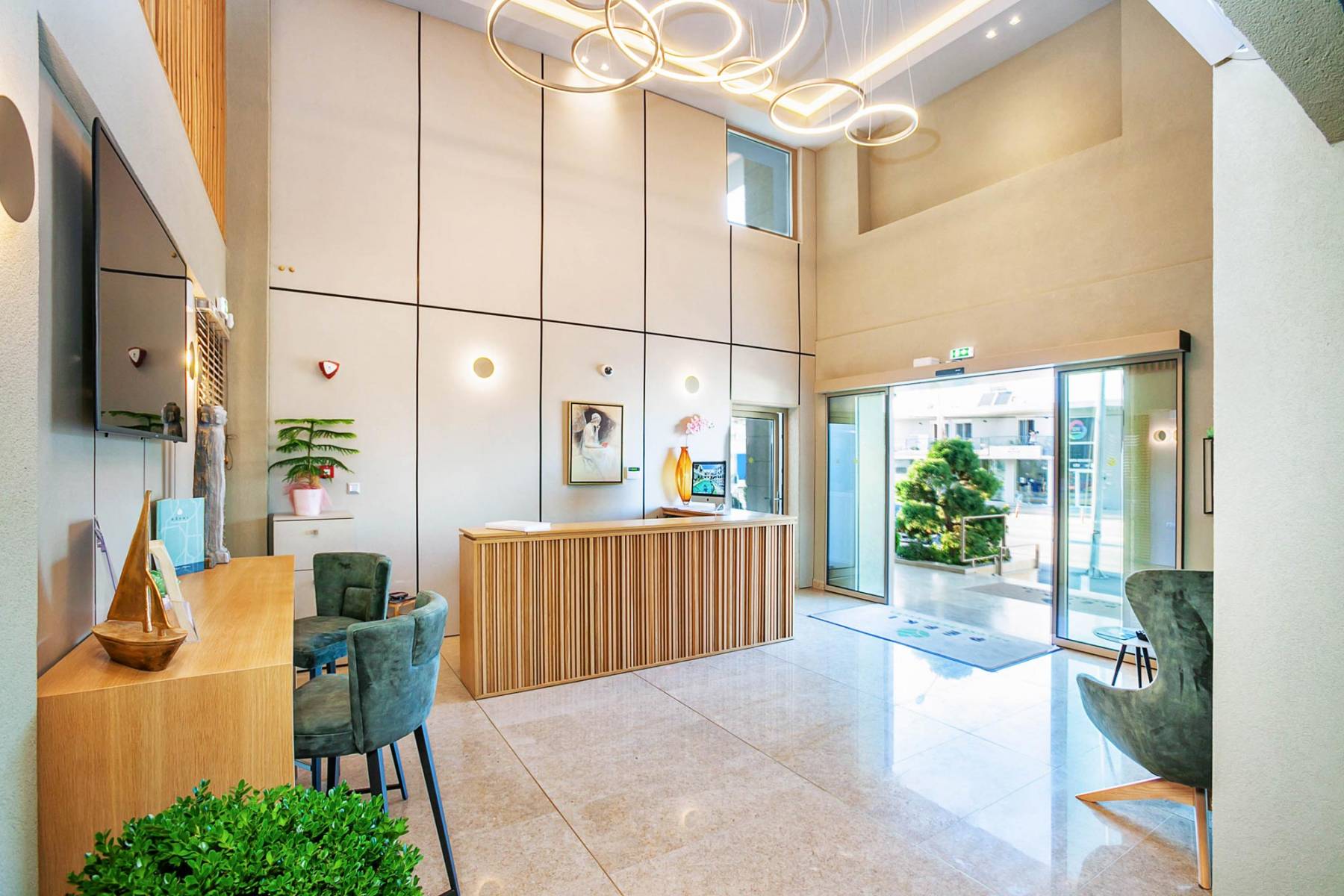 Hotel Pefki Deluxe Residence recepcija.jpg