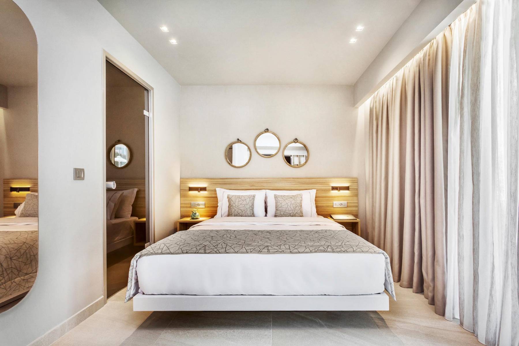 Hotel Pefki Deluxe Residence soba.jpg