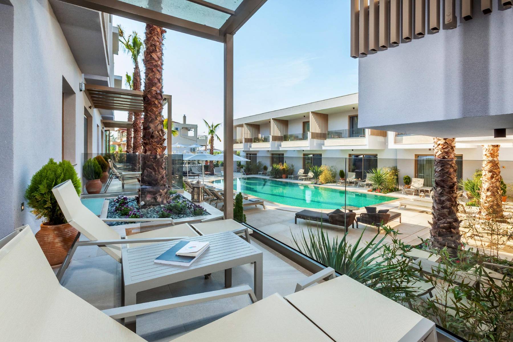 Hotel Pefki Deluxe Residence veranda.jpg
