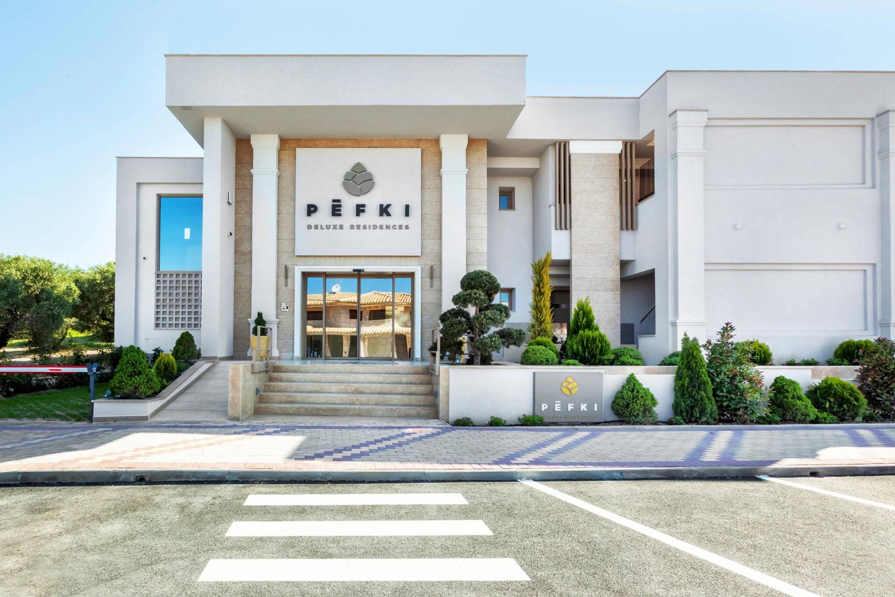 Hotel Pefki Deluxe Residence zgrada i ime hotela.jpg