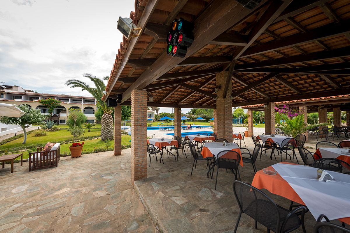 Hotel Pavlina Beach restoran napolju.jpg