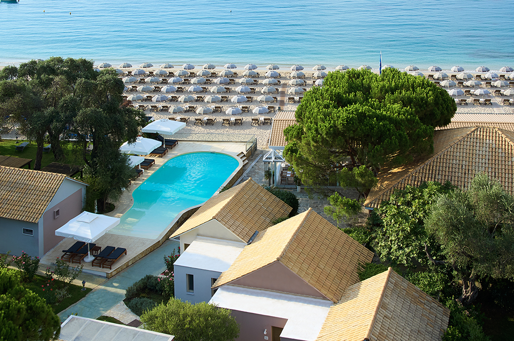 Hotel Parga Beach Resort pogled na bazen i more.jpg