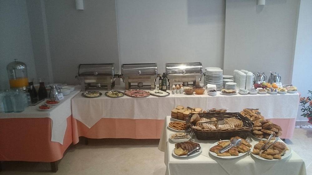 Hotel Paralia Beach Boitique hrana za dorucak.jpg