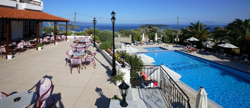 Hotel Paradise Skiathos bar i bazen.jpg