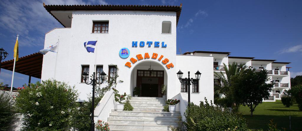 Hotel Paradise Skiathos zgrada i naziv hotela.jpg