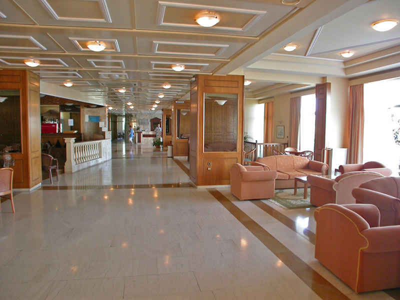 Hotel Pappas lobi bar.jpg