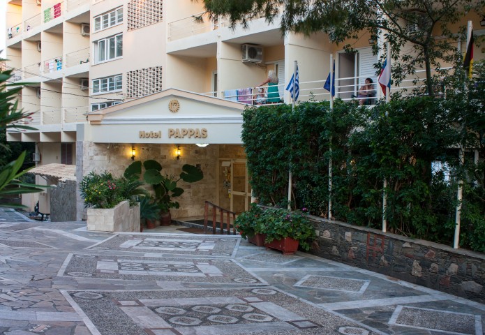 Hotel Pappas prilaz hotelu.jpg