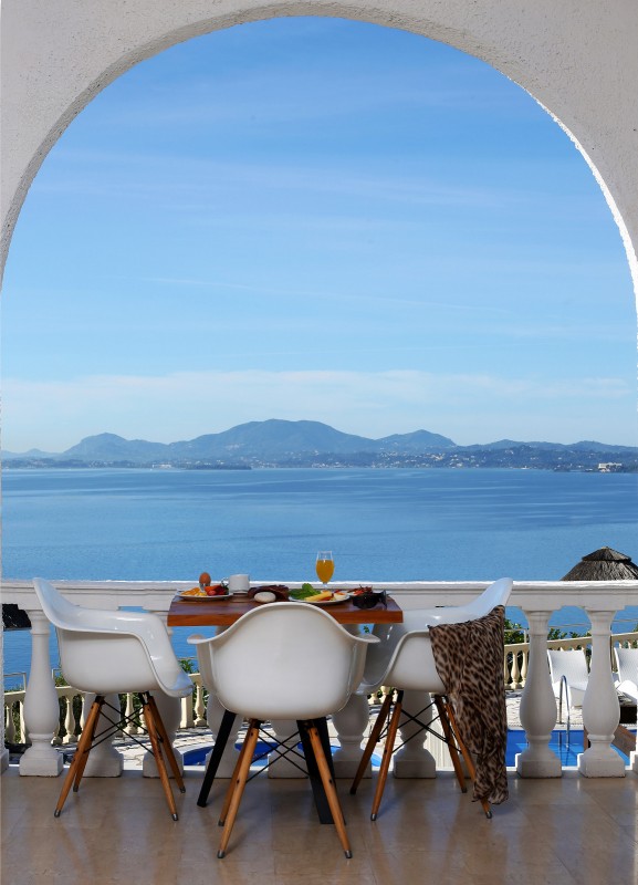 Hotel Pantokrator restoranski sto i pogled na more.jpg