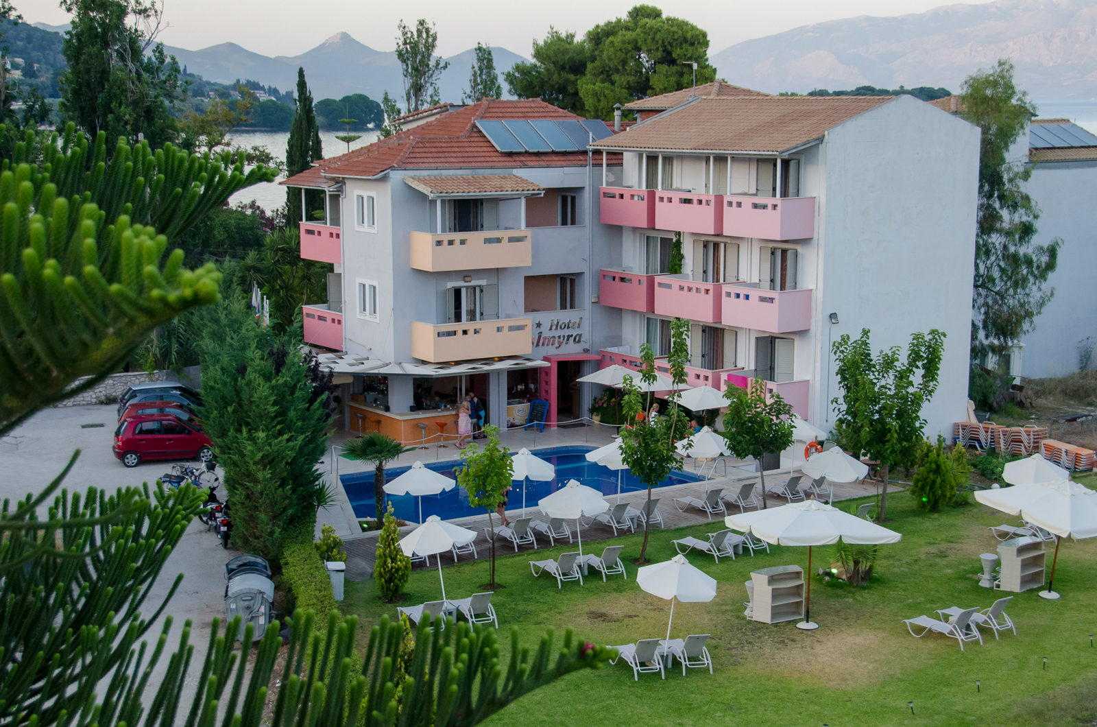 Hotel Palmyra zgrada i bazen.jpg