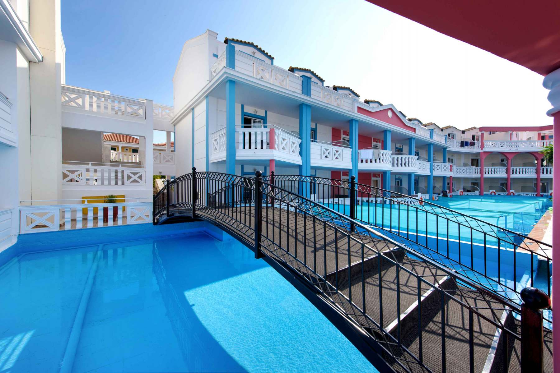 Hotel Palazzo di Zante bazen i mostic.jpg