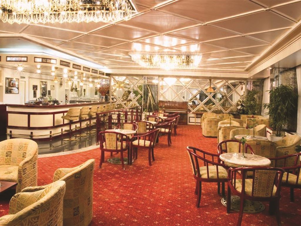 Hotel Oscar bar.jpeg