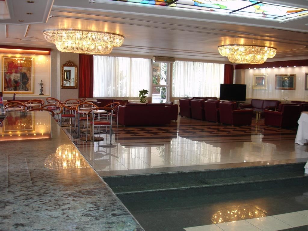 Hotel Oscar lobi.jpeg