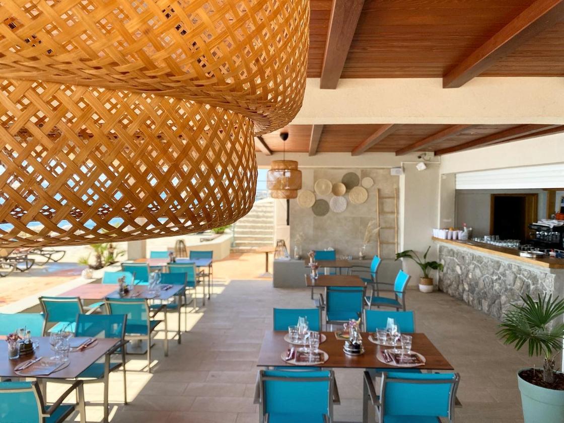 Savoy Hotel-Bar pored bazena.jpg