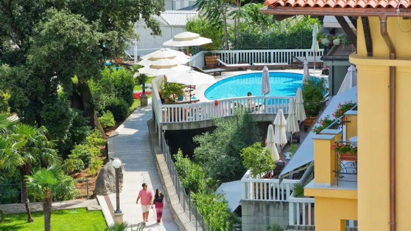 Grand Hotel 4 Opatijska Cvijeta-Bazen.jpg