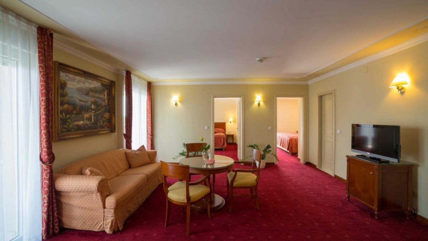 Grand Hotel 4 Opatijska Cvijeta-Porodicna soba.jpg