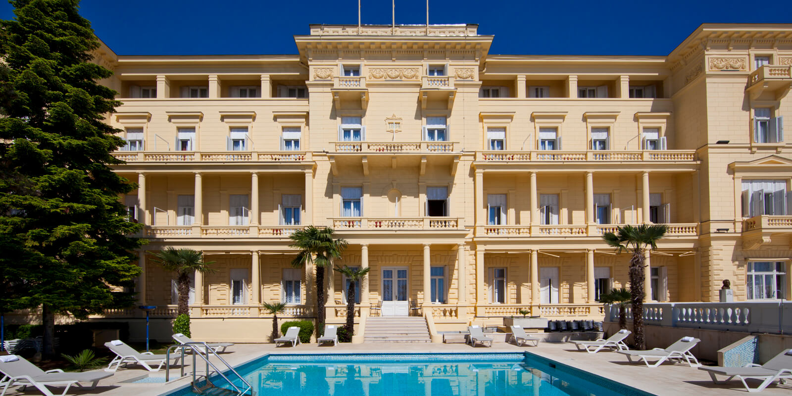 Kvarner Hotel-Hotel spolja.jpg