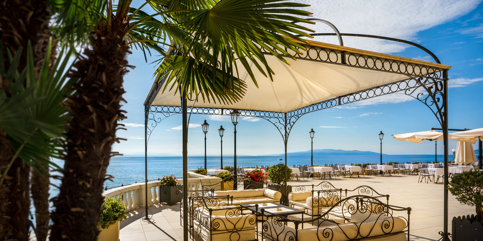Kvarner Hotel-Terasa restorana.jpg