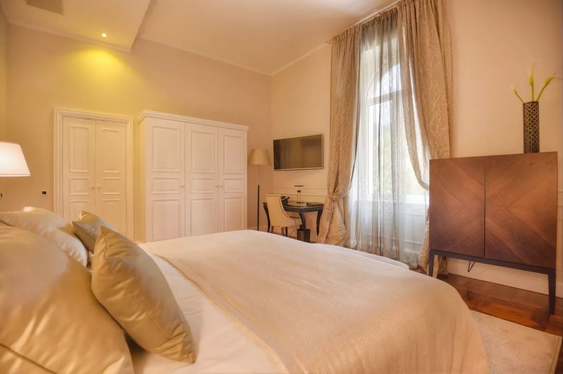 Milenij Hotel-Deluxe soba pogled kopno vila.jpg