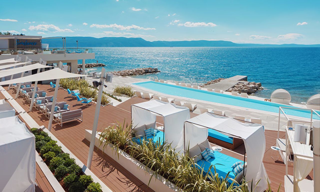 Hotel & Casa Valamar Sanfior-Klub na plazi.jpg