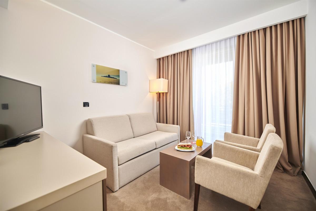 Molindrio Plava Laguna Hotel-Suite sa balkonom.jpg