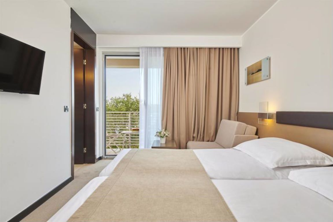 Molindrio Plava Laguna Hotel-Superior soba.jpg