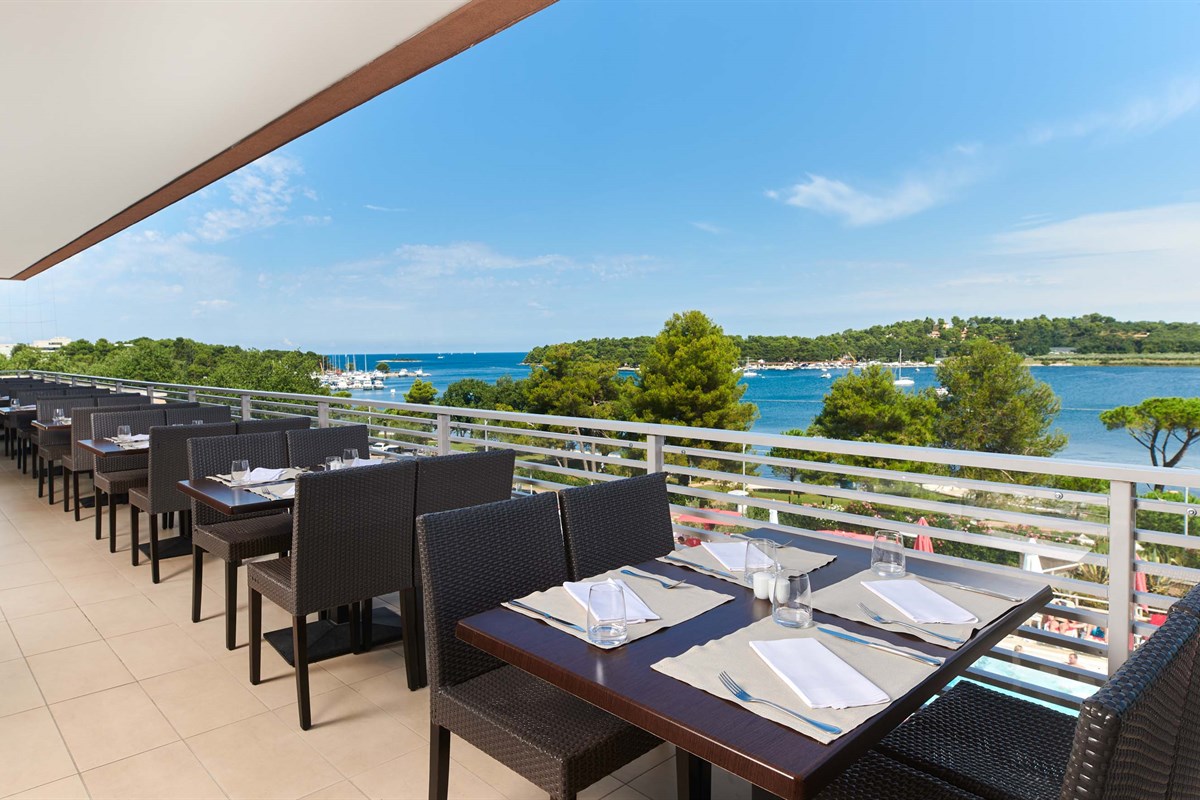 Molindrio Plava Laguna Hotel-Terasa restorana.jpg