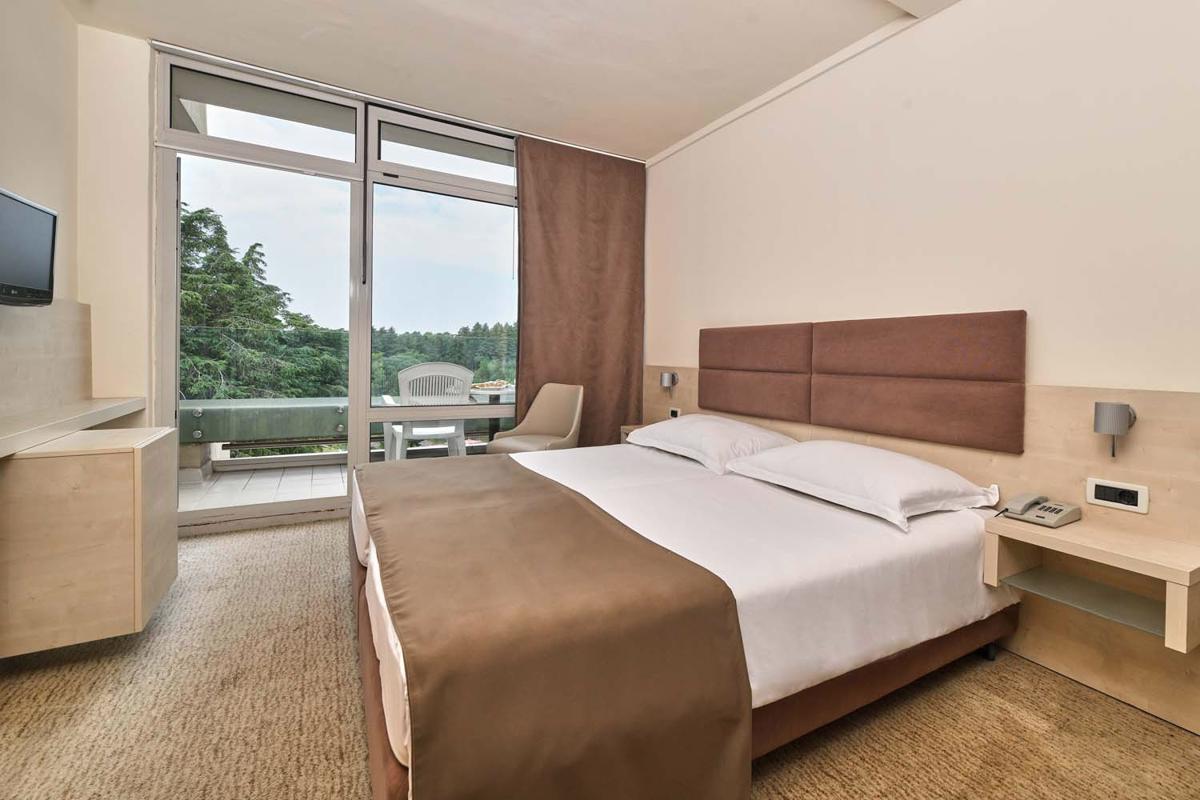 Hotel Mediteran Plava Laguna-Classic soba pogled park.jpg