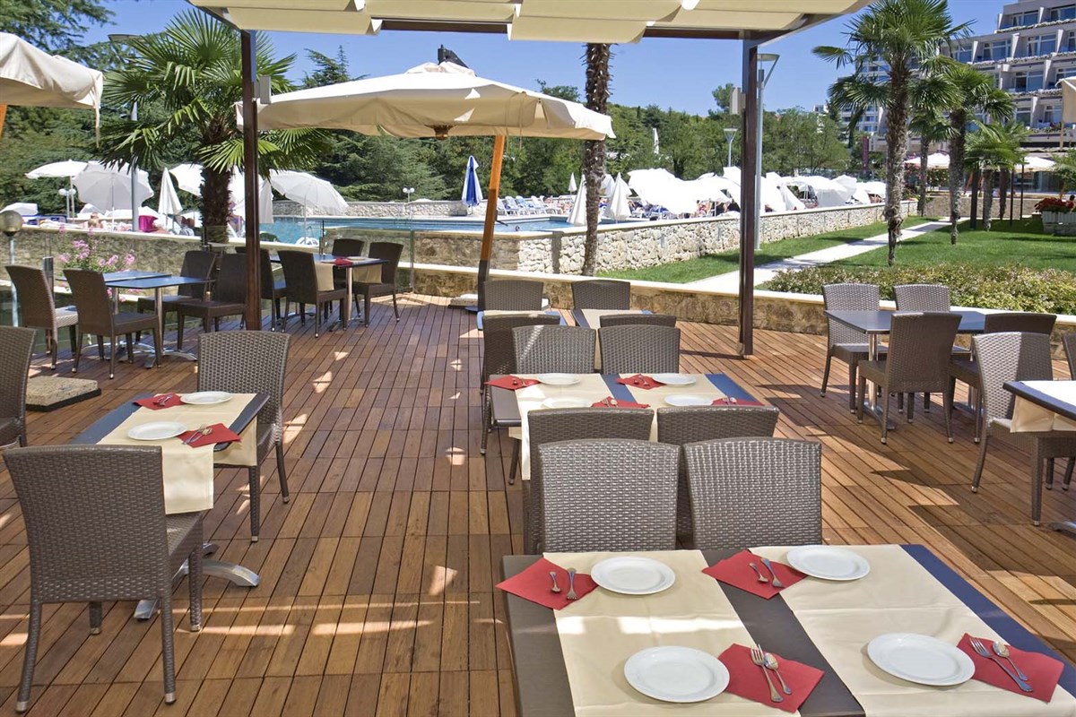Hotel Mediteran Plava Laguna-Terasa restorana.jpg