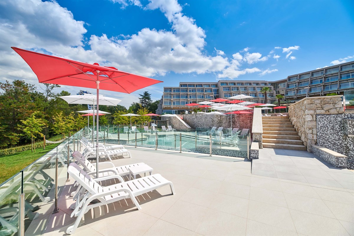 Mediteran Plava Laguna Hotel-Oblast oko bazena.jpg