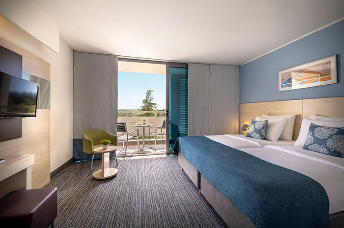 Hotel Valamar Diamant-Superior soba sa balkonom.jpg