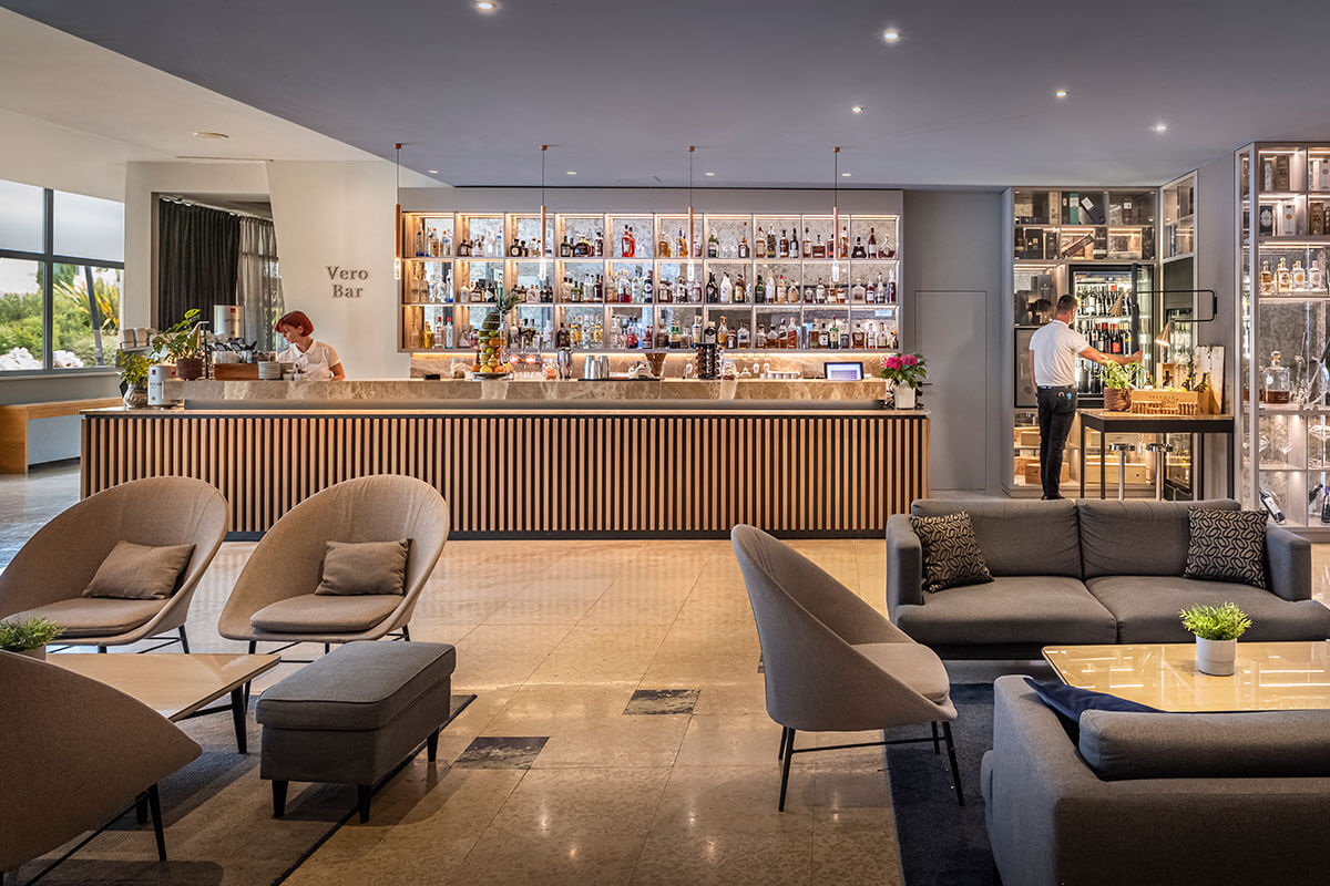 Valamar Diamant Hotel-Lobby bar.jpg