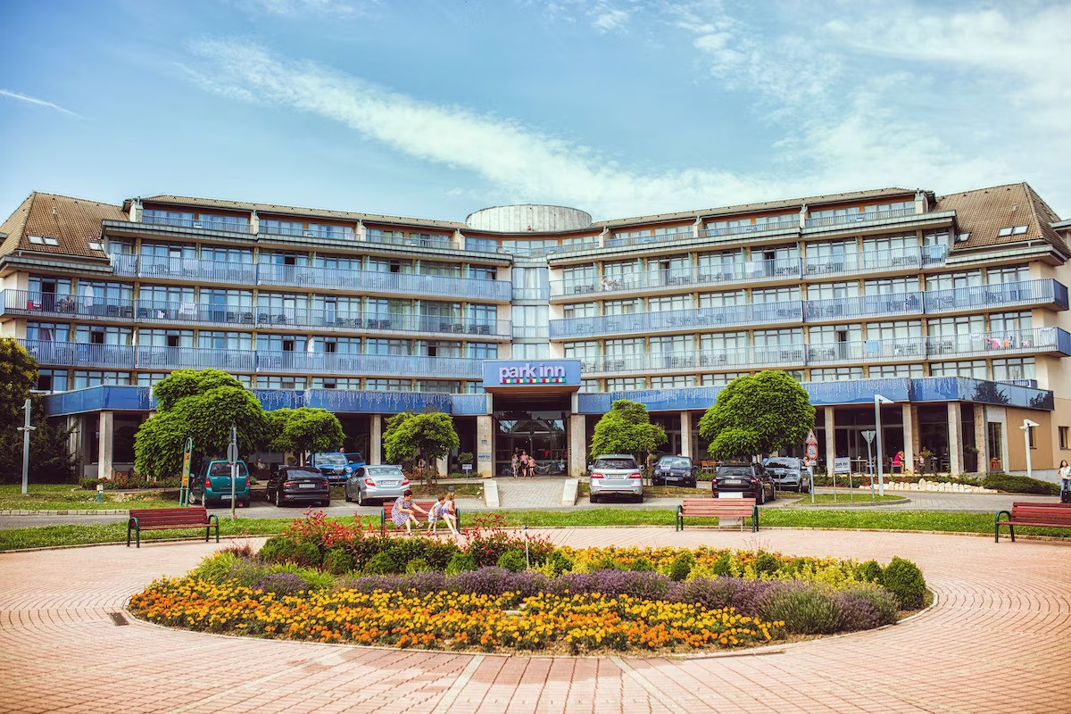 Park Inn by Radisson Sarvar Resort & Spa-Hotel spolja.jpg